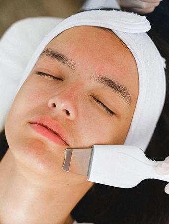 Жінці роблять чистку обличчя