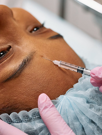 Жінці роблять ін'єкції на обличчі